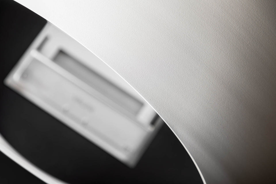 Kompromisslöst detaljarbete på väggkaminen från Vauni